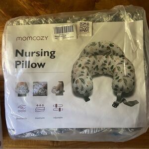 Momcozy nursing pillow 🌿